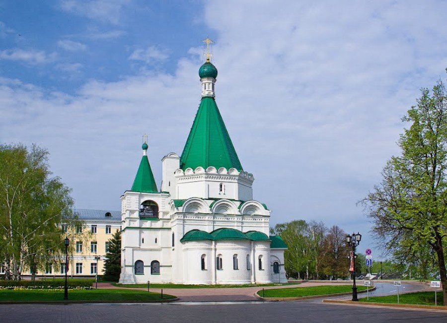 Собор Архангела Михаила и монумент основателям Нижнего Новгорода.