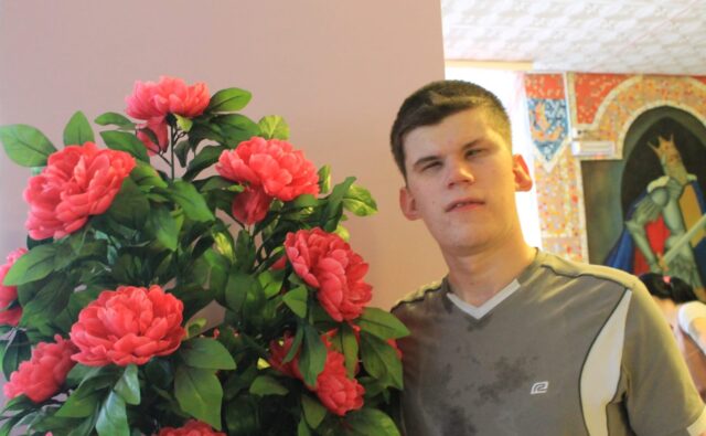 Приятно познакомиться! Сергей Романов, незрячий гид в мире технологий, тренер цифровой грамотности и профессиональный массажист.